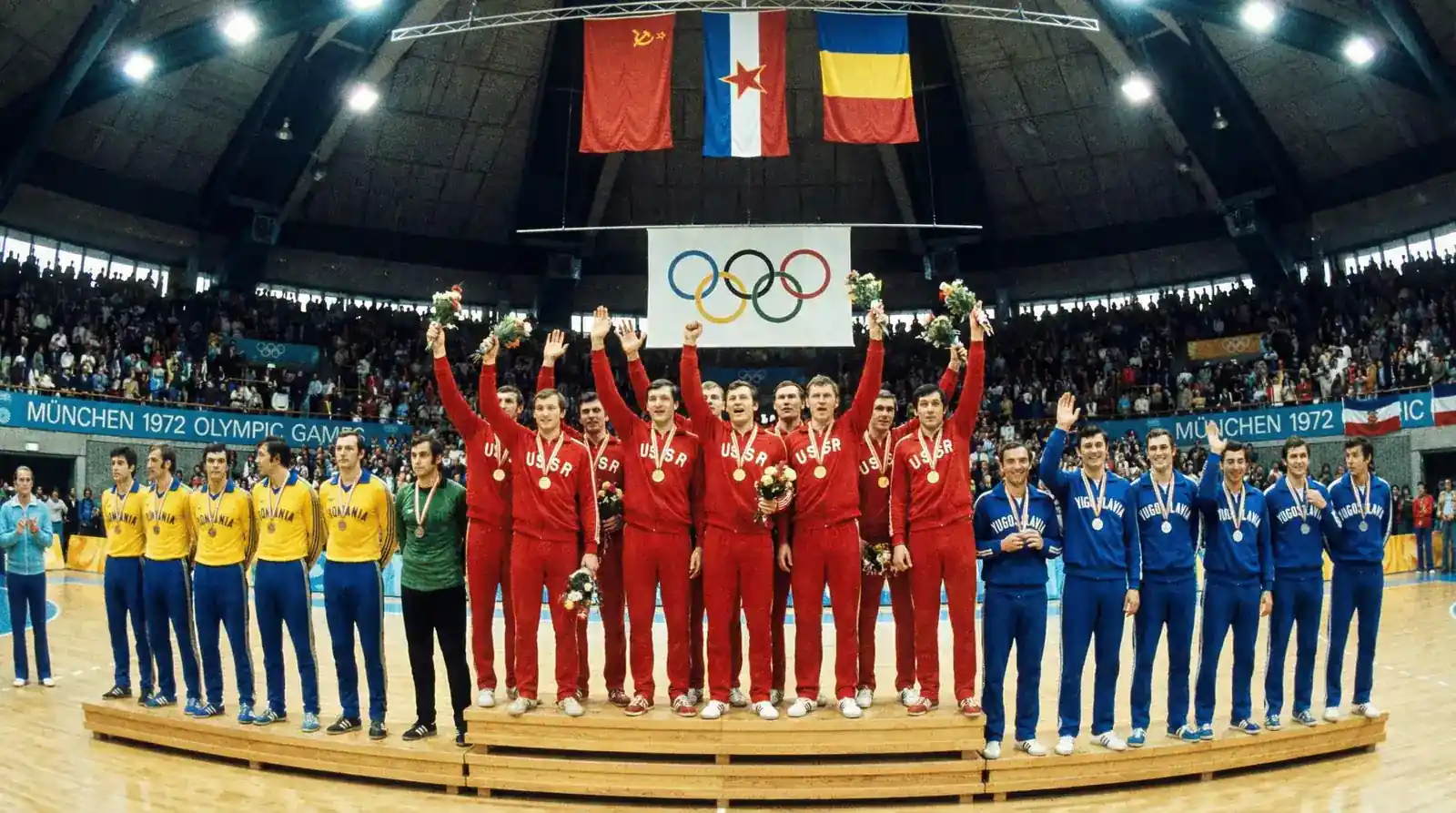 Ceremonie de remise des medailles de handball aux Jeux Olympiques avec les athletes sur le podium