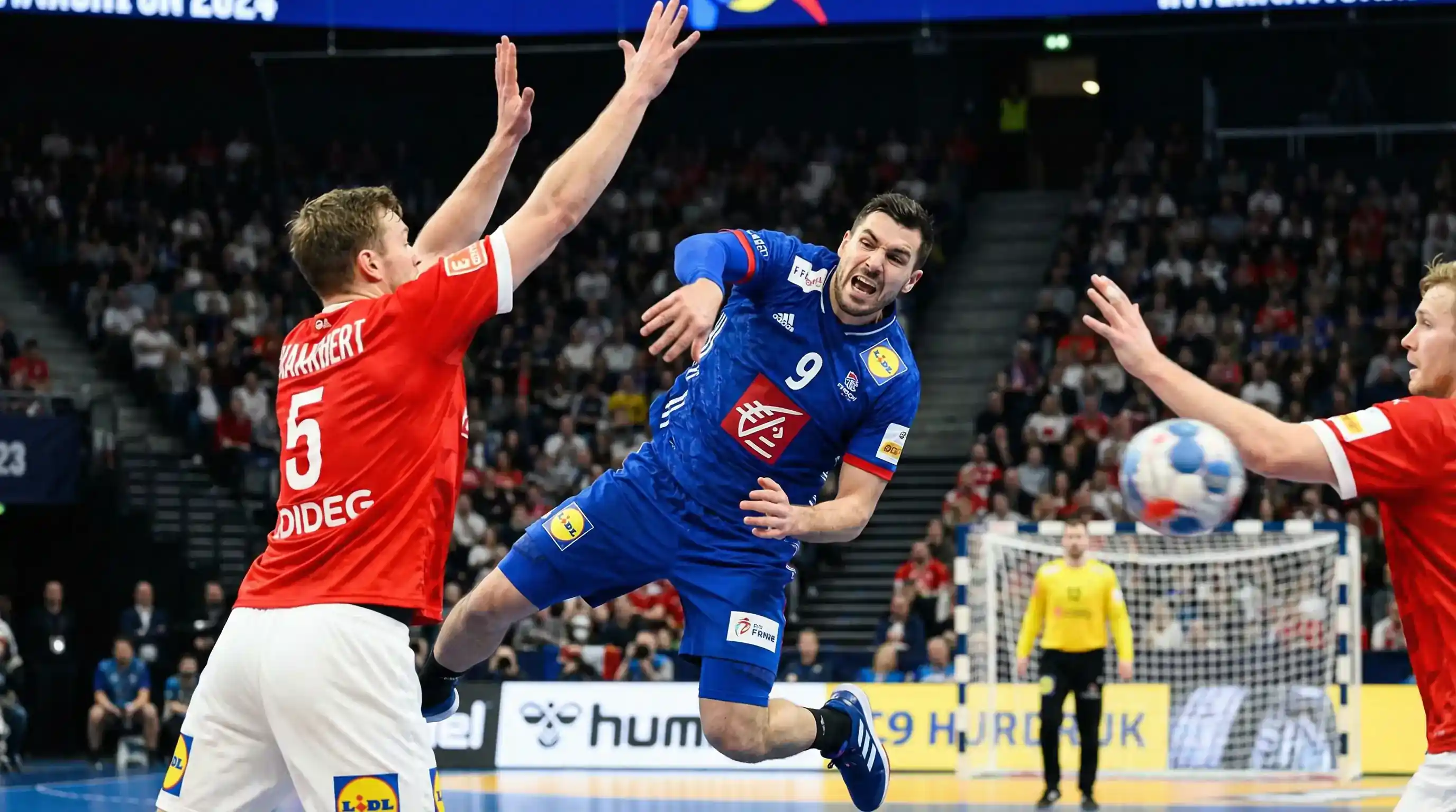 Action intense lors d'un match international de handball entre deux grandes nations